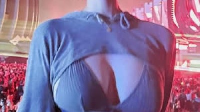 워터밤에 등장한 겨우디 물에 젖은 큰 가슴 비키니