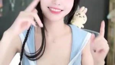 수련수련 뿌까머리 리액션 깊이 파인 가슴골