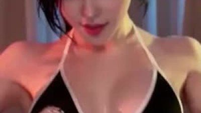 오일 바른 윤개굴이 스포츠브라 가슴골
