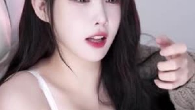 자기가 예쁜지 모르겠다는 스트리머 한갱 브라끈 가슴골 노출