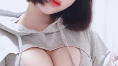 강인경 내려서 보여주는 가슴골