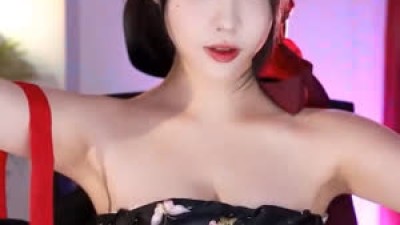 어우동이된 한갱 모은 윗가슴골 한복 미모