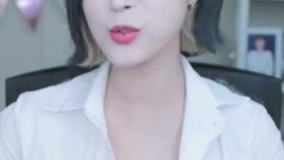 김갑주 흰 셔츠 단추 풀어서 노출하는 가슴골