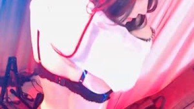 마젠타 흰 셔츠 벗어서 검정 브라 노출