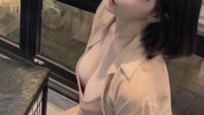 가슴골 보여주는 겨우디 사복 의상 수준