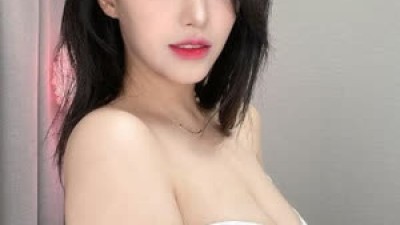 BJ 미래 새하얀 오프솔더 튜브탑 거대한 가슴골
