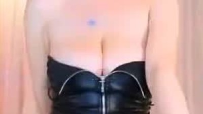 BJ 그릴래영 지퍼를 오픈하고 가슴에 걸친 가죽원피스 가슴 드리블