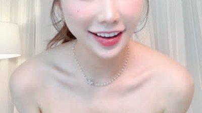 회장님께 윙크하는 그릴래영 오프솔더 가슴골
