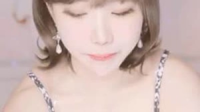 에디린 숙여서 팔로 모아주는 가슴골