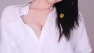 고말숙 말카인 흰 셔츠 단추푼 가슴골