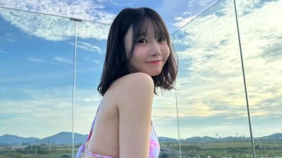 수련수련 인스타 야외 풀장속 핑크 비키니