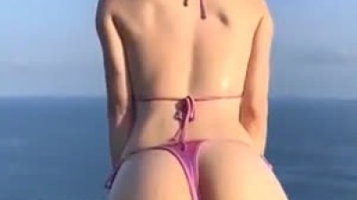 물에서 위로 올라오는 DJ 소다