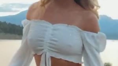Lindsay Brewer 노브라 튜브탑