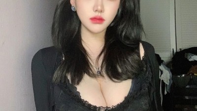 검정색이 잘 어울리는 기무세딘 묵직한 가슴골