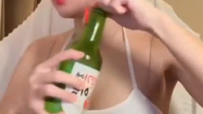 한국 소주를 마신 베트남 혼혈 모델