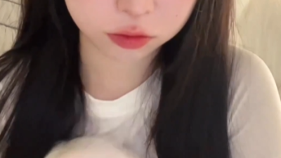 결국 가슴을 보여주고 마는 김유디