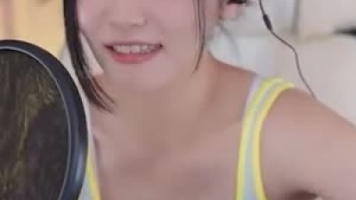 작곡하는 쵸단 기타위에 올려둔 민소매 가슴골