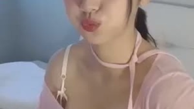 쵸단 우주를 줄게 커버 기타위에 올려둔 핑크 가슴