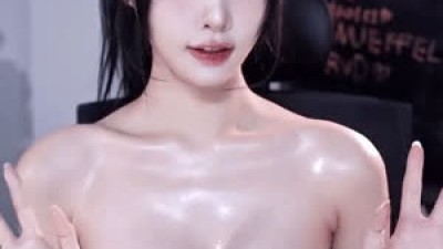 트위치 세기말 한갱 오일 바른 가슴 튜브탑