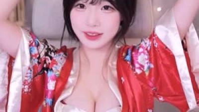 수련수련 빨간 유카타 가슴골