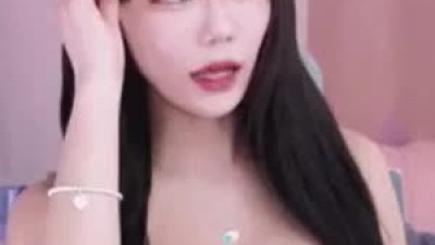 검은 생머리 끈나시 입은 빛베리