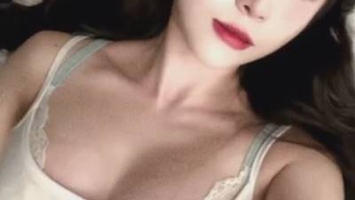 침대위에 누워있는 꽃빵 레이스 브라 가슴골