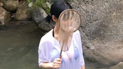 계곡에 흰티를 입고가는 여사친